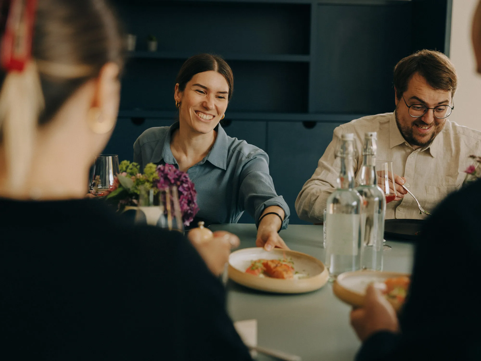 Hand greift nach Fingerfood